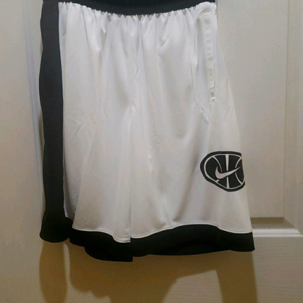 NWT - Mens Nike Basketball Short